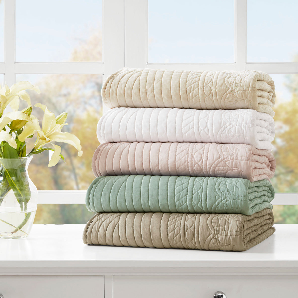 Oversized Quilted Throw with Scalloped Edges White 60x72'