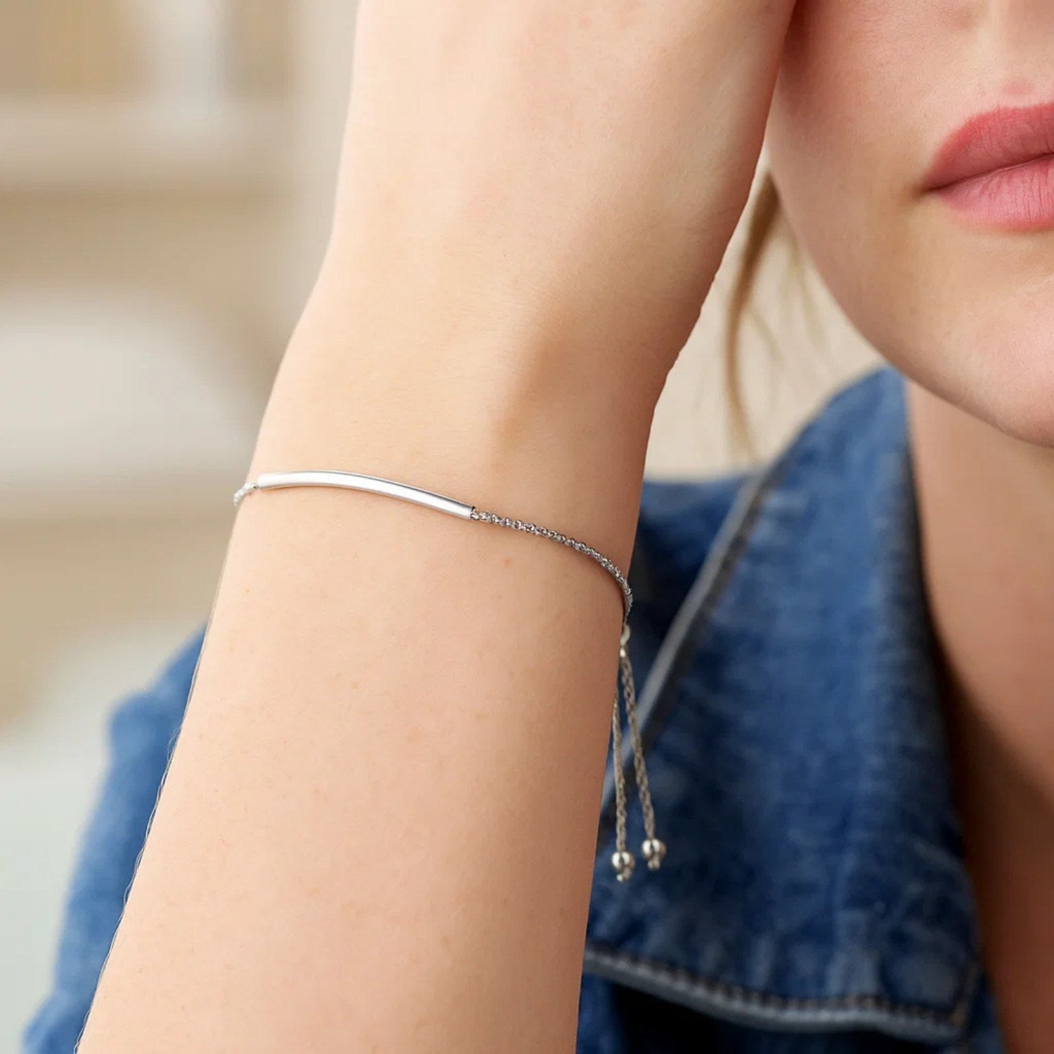 14k White Gold Smooth Curved Bar Lariat Design Bracelet (1.00 mm)