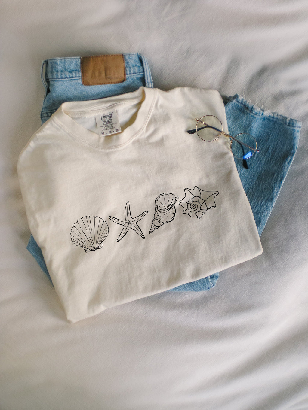 Seashell & Starfish Beach Comfort Colors T-Shirt – Summer Vacation Nature Camping & Hiking Graphic Tee