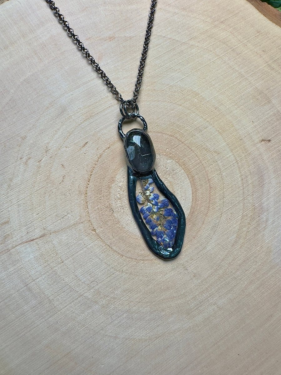 Reveris- Quartz and Flower Necklace